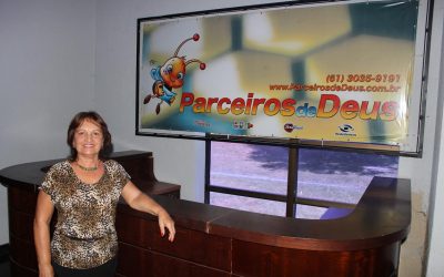Colaborada dos Parceiros de Deus visita Call Center do projeto