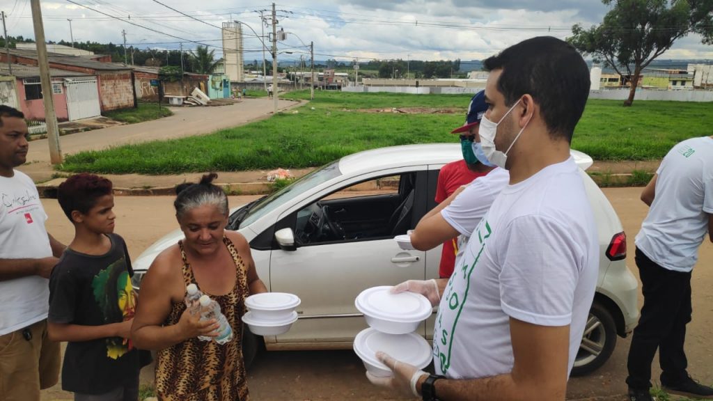 Voluntários do PD participam de doação de marmitas em cidade satélite do DF
